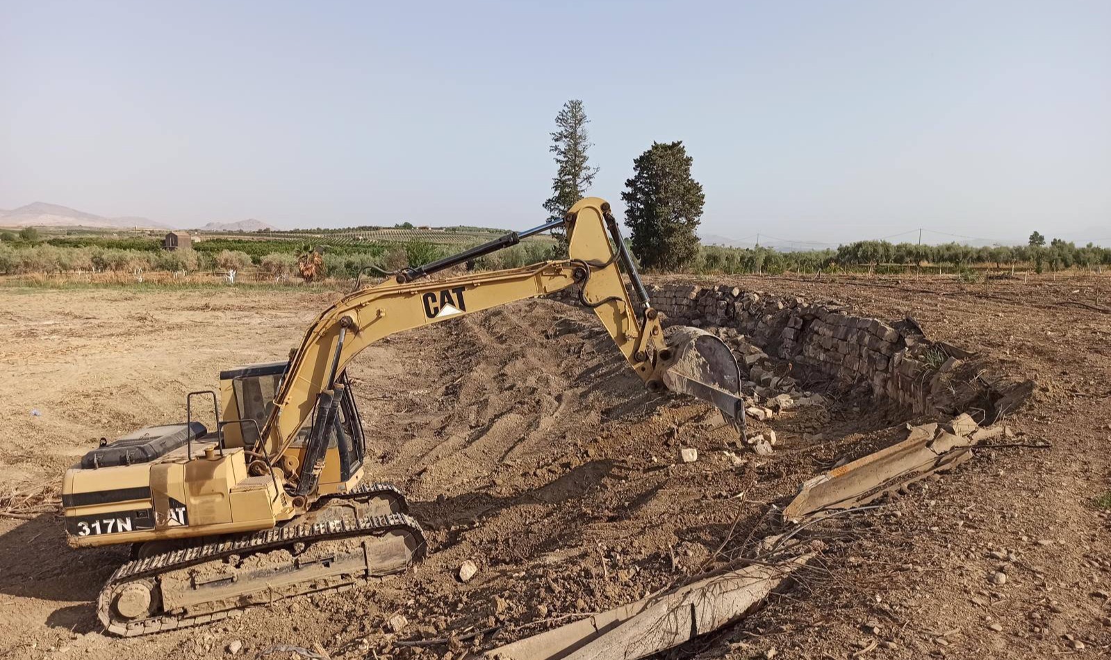 map[class:w-full h-full object-cover list-card-img src:images/fleet/movimento-terra.jpeg]